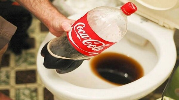 Thông bồn cầu bằng coca